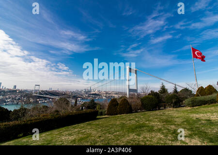 Fatih Sultan Mehmet Brücke und Flagge der Türkei in Istanbul. Stockfoto