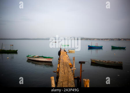 Fischerboote in der Bucht von Gibara, eine Gemeinde im Osten von Kuba gesehen. Stockfoto