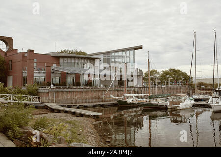 Burlington, Vermont - 29. September 2019: Marina auf Lake Champlain in der Nähe von ECHO, Leahy Mitte für See Champlain Stockfoto