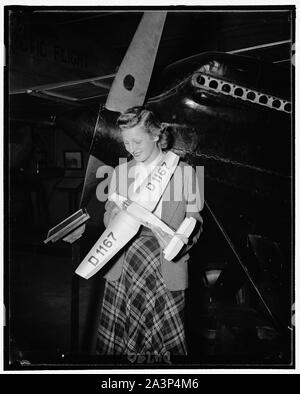 Smithsonian erhält Modell der ersten deutschen Flugzeug den Atlantik zu fliegen. Washington, D.C., Okt. 26. 20 Modell der Bremen Die erste Westward non-stop-Flug über den Nordatlantik in 1928 wurde von der Smithsonian Institution aus Deutschland empfangen wurde. Miss Katherine Onsgard von Arlington, VA., einen eigenen Flyer, wird dargestellt, halten das Modell der Ebene, die aus Deutschland durch Kapitän Hermann Koehl, Baron von Huenefeld Zuenther geflogen war, und Oberst James Fitzmaurice. Sie bildeten eine Notlandung auf Grün Insel vor der Küste von Neufundland, 10-26-38 Stockfoto