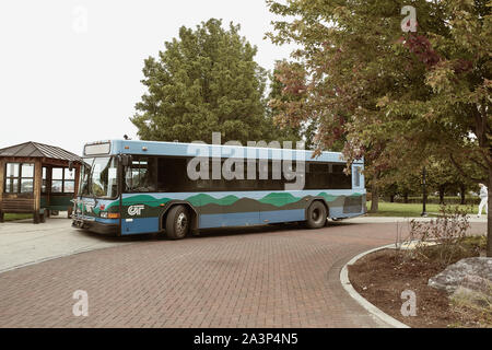 Burlington, Vermont - 29. September 2019: Öffentlicher Bus im Hafenviertel von Burlington, Vermont. Stockfoto