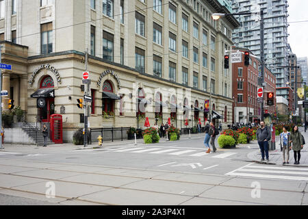 Queen Street in der Nähe des Roy Thomson Hall in Toronto, Ontario, Kanada ich Toronto City, Downtown in Ontario, Kanada, Nordamerika Stockfoto