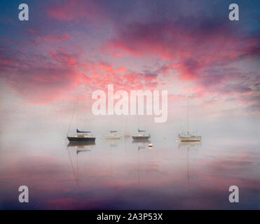 See Ullswater in Cumbria, England an einem nebligen Sunrise Stockfoto