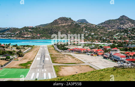 Landschaft mit Dorf und Start- und Landebahn von St Jean auf der karibischen Insel St. Barthélemy (St. Barts). Stockfoto