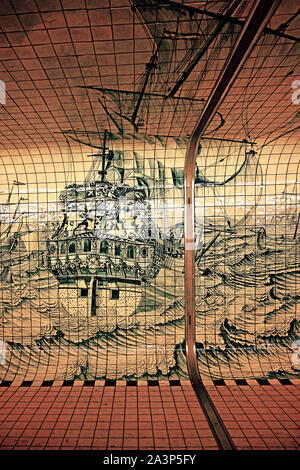 Amsterdam Niederlande wunderschön gefliesten Tunnel zum Bahnhof mit historischen Schiffen eingerichtet Stockfoto