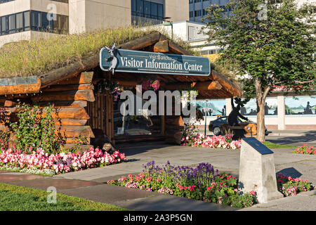 Die SOD-roofed Besuchen Sie Anchorage Log Cabin Fremdenverkehrsamt an Peratrovich Park in Downtown Anchorage, Alaska. Stockfoto