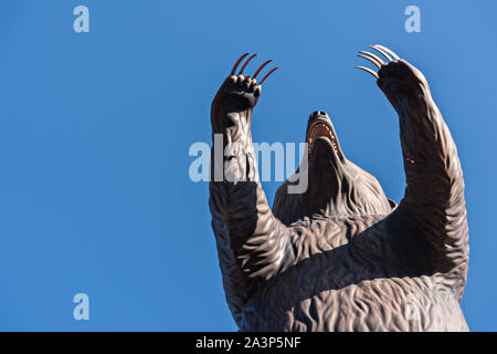 Ein Grizzly Bär statue Touristen an einem Geschäft entlang der 4th Avenue in Downtown Anchorage, Alaska zu gewinnen. Stockfoto