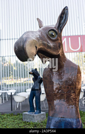 Skurrile Figuren der Elche und Bären, wie Leute von Bildhauer Rachelle Dowdy im Skulpturengarten im Anchorage Museum in Downtown Anchorage, Alaska. Stockfoto