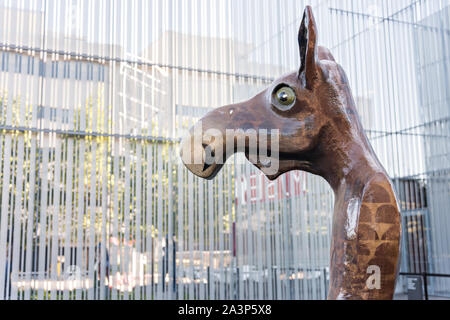 Whimsical Statue von Elch wie Leute von Bildhauer Rachelle Dowdy im Skulpturengarten im Anchorage Museum in Downtown Anchorage, Alaska. Stockfoto