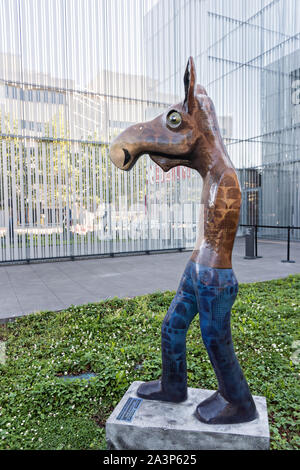 Whimsical Statue von Elch wie Leute von Bildhauer Rachelle Dowdy im Skulpturengarten im Anchorage Museum in Downtown Anchorage, Alaska. Stockfoto