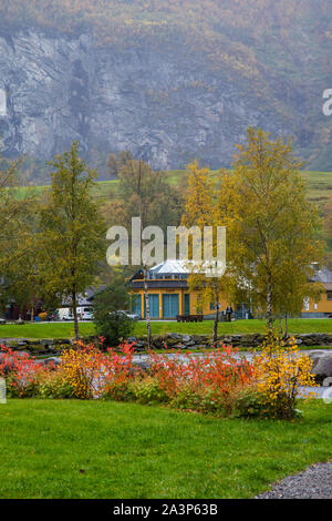 Auf der Suche durch Bäume in ein Cafe in Flam Norwegen Stockfoto