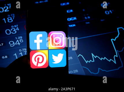 Indien. 9. Okt., 2019. In diesem Foto Illustration der Online Social Media Logos sind zu sehen auf dem Smartphone angezeigt. Credit: Avishek Das/SOPA Images/ZUMA Draht/Alamy leben Nachrichten Stockfoto