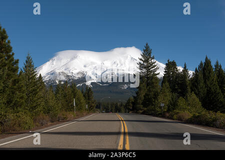 Soaring Mount Shasta ist sichtbar von vielen Grafschaften und viele Meilen entfernt im Norden - zentrales Kalifornien Stockfoto