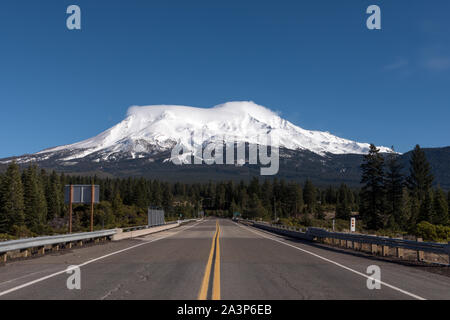 Soaring Mount Shasta ist sichtbar von vielen Grafschaften und viele Meilen entfernt im Norden - zentrales Kalifornien Stockfoto