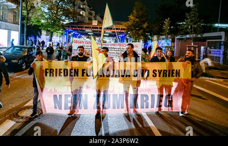 Hamburg, Deutschland. 09 Okt, 2019. Kurden protestieren im Hamburger Schanzenviertel gegen die türkische Militäroffensive im Norden Syriens mit einem Banner mit der Aufschrift "Frieden für Rojava und Syrien. Nein zum Krieg'. Quelle: Axel Heimken/dpa/Alamy leben Nachrichten Stockfoto