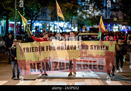 Hamburg, Deutschland. 09 Okt, 2019. Kurden protestieren im Hamburger Schanzenviertel gegen die türkische Militäroffensive im Norden Syriens mit einem Banner mit der Aufschrift "Frieden für Rojava und Syrien. Nein zum Krieg'. Quelle: Axel Heimken/dpa/Alamy leben Nachrichten Stockfoto