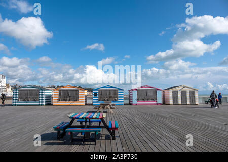 Gestreifte Hütten auf der Pier von Hastings, East Sussex, Großbritannien Stockfoto