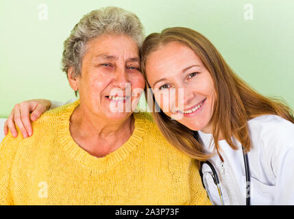 Foto gerne ältere Frau mit ihrer Tochter Stockfoto