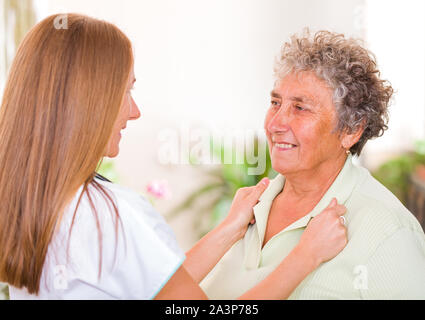 Foto ältere Frau mit ihrem Betreuer Stockfoto
