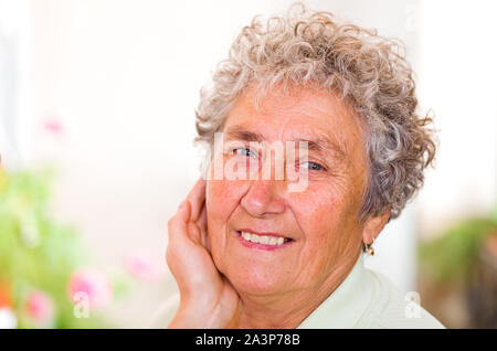 Nahaufnahme Foto eines glücklichen ältere Frau Stockfoto