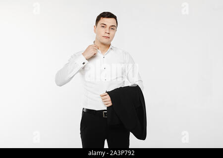Junge Unternehmer tragen in einer lässigen Stil Outfit. Der Mann posiert in einem weißen T-Shirt mit Jeans und eine Jacke auf seiner Hand Stockfoto