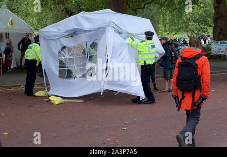 London, Großbritannien. 9. Okt., 2019. London, Großbritannien. 09 Okt, 2019. Polizei die Zelte des Aussterbens Rebellion Demonstranten in London entfernen am 09. Oktober 2019 in London, England. Die demonstranten Plan zur Blockade der Londoner Regierungsviertel für einen Zeitraum von zwei Wochen, als Teil der "Internationalen Rebellion', die sich in über 60 Städten rund um die Welt und forderte einen sofortigen entschlossenen Handelns von Regierungen im Angesicht von Klimawandel und ökologische Not. Foto von Alan Stanford. Credit: PRiME Media Images/Alamy leben Nachrichten Stockfoto