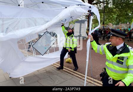 London, Großbritannien. 9. Okt., 2019. London, Großbritannien. 09 Okt, 2019. Polizei die Zelte des Aussterbens Rebellion Demonstranten in London entfernen am 09. Oktober 2019 in London, England. Die demonstranten Plan zur Blockade der Londoner Regierungsviertel für einen Zeitraum von zwei Wochen, als Teil der "Internationalen Rebellion', die sich in über 60 Städten rund um die Welt und forderte einen sofortigen entschlossenen Handelns von Regierungen im Angesicht von Klimawandel und ökologische Not. Foto von Alan Stanford. Credit: PRiME Media Images/Alamy leben Nachrichten Stockfoto