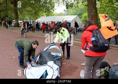 London, Großbritannien. 9. Okt., 2019. London, Großbritannien. 09 Okt, 2019. Polizei die Zelte des Aussterbens Rebellion Demonstranten in London entfernen am 09. Oktober 2019 in London, England. Die demonstranten Plan zur Blockade der Londoner Regierungsviertel für einen Zeitraum von zwei Wochen, als Teil der "Internationalen Rebellion', die sich in über 60 Städten rund um die Welt und forderte einen sofortigen entschlossenen Handelns von Regierungen im Angesicht von Klimawandel und ökologische Not. Foto von Alan Stanford. Credit: PRiME Media Images/Alamy leben Nachrichten Stockfoto