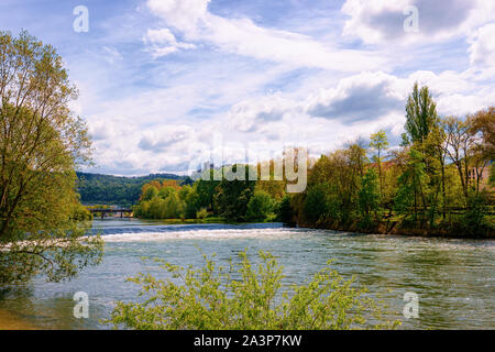 Fluss Doubs mit Zitadelle von Besançon im Bourgogne Stockfoto