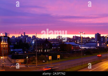 Ein rosa sunrise in Leeds von armley. Stockfoto