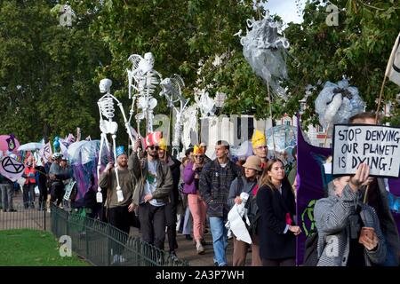 London, Großbritannien. 09 Okt, 2019. Umweltaktivisten vor dem Aussterben Rebellion protest Marching in London am 09. Oktober 2019 in London, England. Die demonstranten Plan zur Blockade der Londoner Regierungsviertel für einen Zeitraum von zwei Wochen, als Teil der "Internationalen Rebellion', die sich in über 60 Städten rund um die Welt und forderte einen sofortigen entschlossenen Handelns von Regierungen im Angesicht von Klimawandel und ökologische Not. Foto von Alan Stanford. Credit: PRiME Media Images/Alamy leben Nachrichten Stockfoto