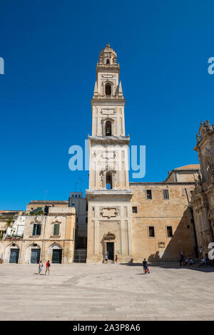 Glockenturm der Kathedrale Santa Maria Assunta (Kirche der heiligen Maria der Himmelfahrt) auf der Piazza del Duomo in Lecce, Apulien (Puglia), Süditalien Stockfoto