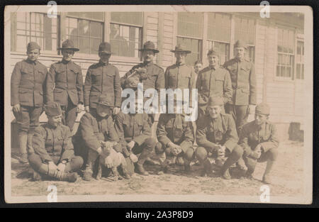 Soldaten des 308Th Infanterie Regiment in Uniform mit Lämmer im Camp Upton, New York Stockfoto