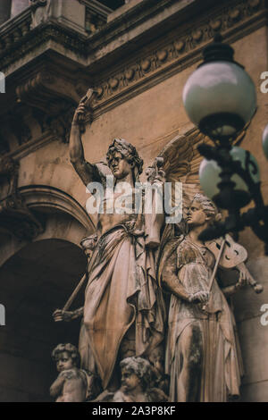 Skulptur in der Nähe von Opera National de Paris, Palais Garnier, 1875. Paris Opera - berühmte neo-barocken Gebäude, Weltkulturerbe der Unesco. Paris, Frankreich Stockfoto