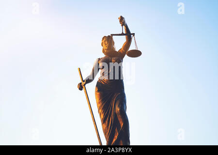 Die Statue von Gerechtigkeit Symbol, rechtlichen Gesetz Konzept Bild Stockfoto