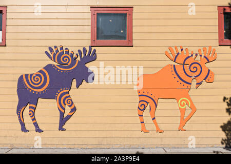 Eine schrullige gemalten Wandbild von einen Elch auf der Kobuk Cafe in der Innenstadt von Anchorage, Alaska. Stockfoto