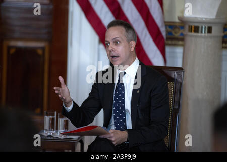 Washington, District of Columbia, USA. 9. Okt., 2019. Chief Marketing und Strategy Officer der Wahrheit Initiative Eric Asche spricht während einer Listening Session mit Jugendlichen der Wahrheit Initiative, Alter 13 bis 18, im Weißen Haus in Washington, DC, USA, die am 9. Oktober 2019. Credit: Stefani Reynolds/CNP/ZUMA Draht/Alamy leben Nachrichten Stockfoto