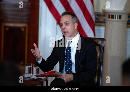 Washington DC, USA. 09 Okt, 2019. Chief Marketing und Strategy Officer der Wahrheit Initiative Eric Asche spricht während einer Listening Session mit Jugendlichen der Wahrheit Initiative, Alter 13 bis 18, im Weißen Haus in Washington, DC, USA, die am 9. Oktober 2019. Credit: Stefani Reynolds/CNP/MediaPunch Credit: MediaPunch Inc/Alamy leben Nachrichten Stockfoto