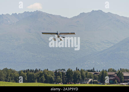 Ein Wasserflugzeug dauert vom Lake Hood Wasserflugzeug Basis in Anchorage, Alaska. Lake Hood ist die Welten der geschäftigsten Wasserflugzeug base Umgang mit über 200 einzelnen Flügen pro Tag. Stockfoto