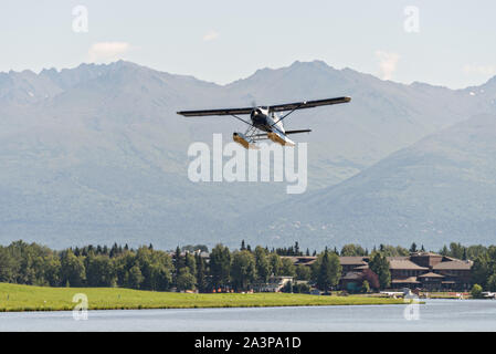 Ein Wasserflugzeug dauert vom Lake Hood Wasserflugzeug Basis in Anchorage, Alaska. Lake Hood ist die Welten der geschäftigsten Wasserflugzeug base Umgang mit über 200 einzelnen Flügen pro Tag. Stockfoto