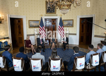 Washington, District of Columbia, USA. 9. Okt., 2019. Von links nach rechts: Senior Counsellor Kellyanne Conway, USA Minister für Gesundheit und Soziale Dienste (HHS), Alex Azar, erste Dame Melania Trump, und Chief Marketing und Strategy Officer der Wahrheit Initiative Eric Asche links halten eine Listening Session mit Jugendlichen der Wahrheit Initiative, Alter 13 bis 18, im Weißen Haus in Washington, DC, USA, die am 9. Oktober 2019. Credit: Stefani Reynolds/CNP/ZUMA Draht/Alamy leben Nachrichten Stockfoto