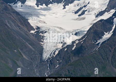 Einen hängenden Gletscher der Chugach Mountains in Dhaka, Alaska. Einen hängenden Gletscher Ergebnisse aus dem Schmelzen eines großen talgletscher System verlassen hinter Nebenfluss Gletscher, die scheinbar von der Berg zu hängen. Stockfoto