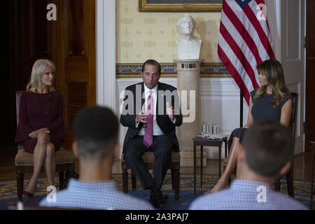 Washington, District of Columbia, USA. 9. Okt., 2019. Von links nach rechts: Senior Counsellor Kellyanne Conway, USA Minister für Gesundheit und Soziale Dienste (HHS), Alex Azar, und die erste Dame Melania Trump links halten eine Listening Session mit Jugendlichen der Wahrheit Initiative, Alter 13 bis 18, im Weißen Haus in Washington, DC, USA, die am 9. Oktober 2019. Credit: Stefani Reynolds/CNP/ZUMA Draht/Alamy leben Nachrichten Stockfoto