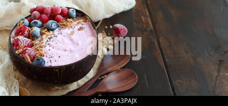 Wilde Beeren smoothie Schüssel gekrönt mit gefrorenen Beeren und Müsli Stockfoto