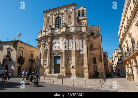 Touristen vor der Chiesa di Santa Chiara (Kirche der Hl. Klara) In Piazzetta Vittorio Emanuele II, Lecce, Apulien (Puglia) im südlichen Italien Stockfoto