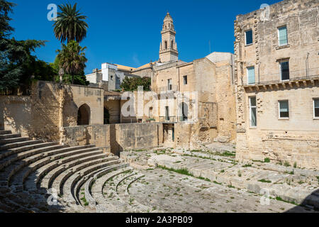 Römisches Theater (Teatro Romano) mit Lecce Turm der Kathedrale in der Ferne - Lecce, Apulien (Puglia) im südlichen Italien Stockfoto