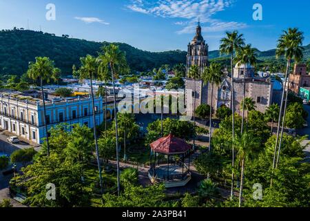 Alamos Sonora Mexiko, Luftaufnahme der magischen Stadt und Kirche der Purísima Concepción auf dem Hauptplatz, Dies ist der Pfarrvikar barocken und neoklassizistischen Tempel, aus Stein und Steinbruch Real von Los Alamos oder Der Frayles. Mexikanische villa Die Stadt der Portale durch die Sierra de Alamos - Río Cuchujaqui Flora und Fauna Schutz Bereich © (© Foto: LuisGutierrez/NortePhoto.com) Alamos Sonora México, Vista aerea del Pueblo magico e Iglesia de la Purísima Concepción de la Plaza de Armas, Este es un Templo Parroquial barroco y Neoclásico, de piedra y Cantera Real de Los Alamos o de los F umgeben ist. Stockfoto