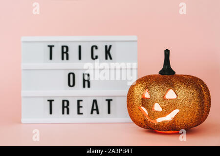 Kreative Halloween Tag Zusammensetzung. Urlaub feier Kürbis und Lightbox Stockfoto