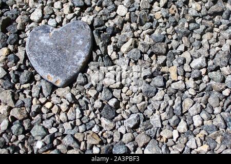 Das Bild zeigt ein Herz aus Stein. Stockfoto