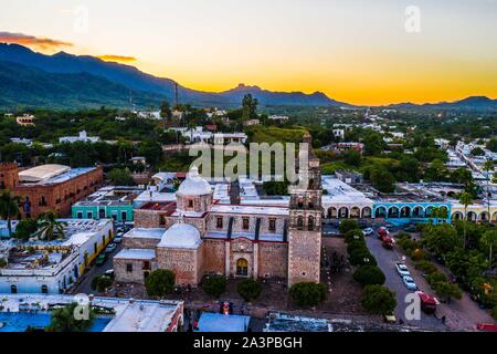 Alamos Sonora Mexiko, Luftaufnahme der magischen Stadt und Kirche der Purísima Concepción auf dem Hauptplatz, Dies ist der Pfarrvikar barocken und neoklassizistischen Tempel, aus Stein und Steinbruch Real von Los Alamos oder Der Frayles. Mexikanische villa Die Stadt der Portale durch die Sierra de Alamos - Río Cuchujaqui Flora und Fauna Schutz Bereich © (© Foto: LuisGutierrez/NortePhoto.com) Alamos Sonora México, Vista aerea del Pueblo magico e Iglesia de la Purísima Concepción de la Plaza de Armas, Este es un Templo Parroquial barroco y Neoclásico, de piedra y Cantera Real de Los Alamos o de los F umgeben ist. Stockfoto